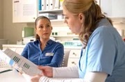 Auch mit ihrer Vertretung Miriam Schneider (Christina Petersen, re.) bespricht Pflegedienstleiterin Arzu Ritter (Arzu Bazman, li.) die Ergebnisse der Patientenbefragung.