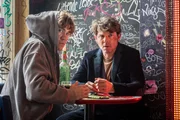 Leon Krupa (Alessandro Schuster, l.) und Tom Kowalski (Steffen Schroeder, r.) sitzen zusammen in einem Caf&eacute; und tauschen Informationen aus. Beide sind angespannt.