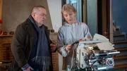 Kriminaltechnikerin Roswitha Prinzler (Silke Matthias, r.) untersucht den Antrieb des Treppenliftes und stellt schnell fest, dass er manipuliert wurde. Revierchef Jan Reuter (Udo Kroschwald, l.) lässt sich zeigen, mit welcher Technik der tödliche Stromschlag ausgelöst wurde. Demnach war der Täter zum Todeszeitpunkt in unmittelbarer Nähe der Villa. Somit rückt auch Neumanns Haushälterin in den engeren Kreis der Verdächtigen. Doch welches Motiv könnte sie haben? Kriminaltechnikerin Roswitha Prinzler (Silke Matthias, r.) untersucht den Antrieb des Treppenliftes und stellt schnell fest, dass er manipuliert wurde. Revierchef Jan Reuter (Udo Kroschwald, l.) lässt sich zeigen, mit welcher Technik der tödliche Stromschlag ausgelöst wurde. Demnach war der Täter zum Todeszeitpunkt in unmittelbarer Nähe der Villa. Somit rückt auch Neumanns Haushälterin in den engeren Kreis der Verdächtigen. Doch welches Motiv könnte sie haben?