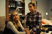 Jana versucht, die Gedanken an den Erfolg ihrer ehemaligen Band zu verdrängen. Von links: Jana Keller (Isabella Hübner) und Charlie Keller (Marie-Claire Schuller).