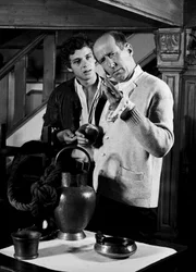 Der Arzt Dr. Liversey (Georges Riquiar, r.) gibt auch an Bord der Hispanjola seine wissenschaftlichen Studien nicht auf. Jim Hawkins (Michael Ande, l.) ... Der Arzt Dr. Liversey (Georges Riquiar, r.) gibt auch an Bord der Hispanjola seine wissenschaftlichen Studien nicht auf. Jim Hawkins (Michael Ande, l.) ...