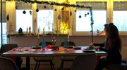 Leila deckt den Tisch f&uuml;r das weihnachtliche Festessen.