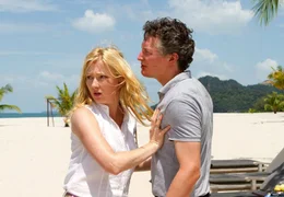 Anne (Katja Studt) versucht ihren Mann Kai (Max Urlacher) davon abzuhalten, erneut auf seinen Bruder loszugehen.