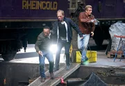 Eine Gruppe skrupelloser Killer trachten dem ehemaligen Lokf&uuml;hrer Michael Kemper (Rainer Strecker) nach dem Leben. Semir (Erdogan Atalay, l.), Paul (Daniel Roesner, r.) und ihr Sch&uuml;tzling versuchen ihren milit&auml;risch pr&auml;zise agierenden Gegnern zu entkommen. Auf einem G&uuml;terbahnhof nimmt die Hetzjagd eine Wendung.
