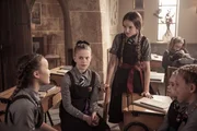 Mildred (Bella Ramsey, stehend) hat Zweifel an der Echtheit der Unterschriften auf der Petition. Sie befragt ihre Mitschülerinnen. Esther (Jenny Richardson, 2. von links) lauscht gespannt, dass Felicitas (Dagny Rollins, links) Eltern nicht unterschrieben haben sollen. Mildred (Bella Ramsey, stehend) hat Zweifel an der Echtheit der Unterschriften auf der Petition. Sie befragt ihre Mitschülerinnen. Esther (Jenny Richardson, 2. von links) lauscht gespannt, dass Felicitas (Dagny Rollins, links) Eltern nicht unterschrieben haben sollen.