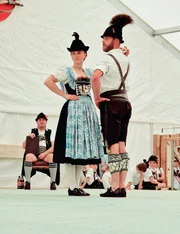 Wichtiger Teil deutscher Traditionen: Die Tracht. Hier ein Tanzpaar aus Bayern.