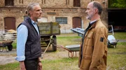Der Stadtschäfer Gerrit Streberg (Markus Gertken, l.) und der Tierarzt Simon Holting (Holger Daemgen, r.) sind alarmiert, weil jemand versucht hat, die Schafe zu vergiften. Der Stadtschäfer Gerrit Streberg (Markus Gertken, l.) und der Tierarzt Simon Holting (Holger Daemgen, r.) sind alarmiert, weil jemand versucht hat, die Schafe zu vergiften.
