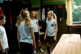 Hanni (Sophia M&uuml;nster) will nichts davon h&ouml;ren, dass ihre Schwester (Jana M&uuml;nster) statt Hockey zu spielen viel lieber im Schulorchester von Lindenhof Cello spielen w&uuml;rde.