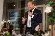 Die Hochzeitsrede mit der r&uuml;hrenden Liebeserkl&auml;rung an seine sch&ouml;ne Frau Tomine (Sonja Wanda) entz&uuml;ckt alle G&auml;ste. Aber wird aus dem Investmentbanker Henrik Kranz (Tobias Santelmann), der wilde Sex- und Drogenpartys liebt, jetzt ein treuer Ehemann?