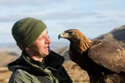 Lloyd Buck mit seinem Steinadler Tilly.