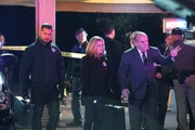 Nick Stokes (George Eads, l.), Julie Finlay (Elisabeth Shue) und Captain Jim Brass (Paul Guilfoyle) werden zu einem Doppelmord ins Sky View Motel gerufen.