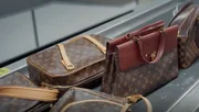 Täuschend echt, doch illegal - Handtaschen aus dem Schmuggel.