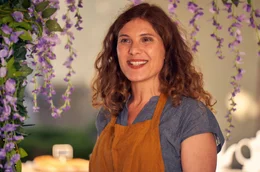 Johanna (Yasmina Djaballah) hilft auf dem Dorffest