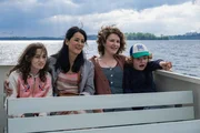 Aleyna (Philippa Engels, l.), Helena (Luka Omoto, 2.v.l.), Jantje (Karla Nina Diedrich, 2.v.r.) und Hannes (Lewe Wagner, r.) machen eine Dampferfahrt auf dem Plöner See. Aleyna (Philippa Engels, l.), Helena (Luka Omoto, 2.v.l.), Jantje (Karla Nina Diedrich, 2.v.r.) und Hannes (Lewe Wagner, r.) machen eine Dampferfahrt auf dem Plöner See.