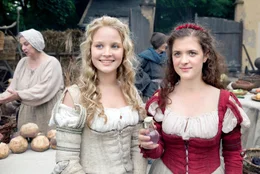 Schneewei&szlig;chen (Sonja Gerhardt, links) und Rosenrot (Liv Lisa Fries, rechts) verkaufen mit gro&szlig;em Erfolg selbst hergestelltes Rosen&ouml;l auf dem Markt.