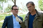 Lars (Ingo Naujoks, r.) und Finn (Sven Martinek, r.) finden tats&auml;chlich Hinweise auf einen Wolf.