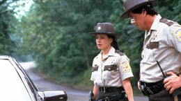 Officer Freddy Heflin (Sylvester Stallone) und Deputy Cindy Berts (Janeane Garofalo)
