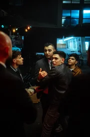 Can (Mücahit Altun, M.) wird von seinen Freunden Dominik (Angelo Alabiso, 2.v.l.), Berkan (Dennis Kharazmi, 2.v.r.) und Yasin (Mert Dincer, r.) zurückgehalten, weil dieser den Türsteher angreifen will.