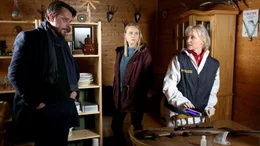 T&ouml;dliche Kugel aus dem Jagdgewehr: LKA-Kommissar Sascha Bergmann (Hary Prinz), seine Kollegin Anni Sulmtaler (Anna Unterberger, Mitte) und Gerichtsmedizinerin Eva Merz (Eva Herzig) m&uuml;ssen den Tathergang rekonstruieren.