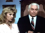 Alice (Jane Windsor) hat von ihrem Mann Richard (Richard Bradford) einen riesigen Rubin geschenkt bekommen, der von einer indischen Statue stammt.