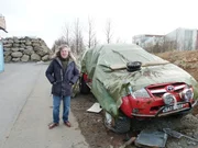 James May bereitet den alten Toyota Hilux auf die Reise zum aktiven Vulkan Eyjafjallajkull in Island vor.
