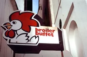 Wirtshausschild 'broiler buffet' - Schild an einem Grillh&auml;hnchenimbiss in Warnem&uuml;nde, DDR nach 1989