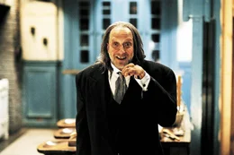Dem undurchsichtige Butler Hanson (Chris Elliott) droht ein unfreiwilliges Schicksal: Er muss in die Fu&szlig;stapfen von Hannibal Lecter treten ...
