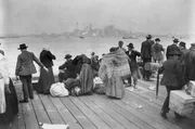 Jüdische Flüchtlinge warten auf die Überfahrt nach Amerika. Jüdische Flüchtlinge warten auf die Überfahrt nach Amerika.