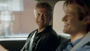 James MacGyver (Tate Donovan, l.); Angus MacGyver (Lucas Till, r.)