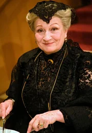 hr-fernsehen DINNER FOR ONE AUF HESSISCH, Übertragen von Wolfgang Kaus, Mit Margit Sponheimer und Walter Flamme, Sprecher: Frank Lehmann. Fräulein Sophie (Margit Sponheimer) lädt wie jedes Jahr zu ihrem Geburtstagsdinner ein - diesmal ist es der 90. Eigentlich nichts Ungewöhnliches, bis auf die Tatsache, dass alle vier geladenen Gäste bereits seit vielen Jahren verstorben sind. hr-fernsehen DINNER FOR ONE AUF HESSISCH, Übertragen von Wolfgang Kaus, Mit Margit Sponheimer und Walter Flamme, Sprecher: Frank Lehmann. Fräulein Sophie (Margit Sponheimer) lädt wie jedes Jahr zu ihrem Geburtstagsdinner ein - diesmal ist es der 90. Eigentlich nichts Ungewöhnliches, bis auf die Tatsache, dass alle vier geladenen Gäste bereits seit vielen Jahren verstorben sind.