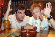 David (Mathis K&uuml;nzler, l.) und J&uuml;rgen (Oliver Bokern, r.) f&uuml;hren in der "Tiki Bar" M&auml;nnergespr&auml;che &uuml;ber Frauen.