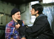 Mit Gewalt sch&uuml;chtert Tobias (Oliver Elias, r.) ein Bandenmitglied (Lukas Miko) ein.