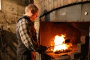 Im Freilichtmuseum Hagen leben alte Schmiedetechniken wieder auf: Im lodernden Feuer werden Eisen und Stahl durch Handarbeit in Form gebracht. Im Freilichtmuseum Hagen leben alte Schmiedetechniken wieder auf: Im lodernden Feuer werden Eisen und Stahl durch Handarbeit in Form gebracht.