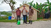 Peter (links) und Barry (rechts) führen Abenteurer Samuel durch den Dschungel Peter (links) und Barry (rechts) führen Abenteurer Samuel durch den Dschungel