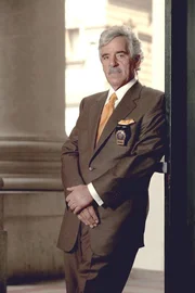 Greg Emerson, un homme tr&egrave;s riche r&eacute;sidant dans une magnifique propri&eacute;t&eacute;, est retrouv&eacute; mort dans sa chambre, visiblement frapp&eacute; &agrave; mort mit einer matraque. Au moment du drame, sa jeune &eacute;pouse, Marley, se d&eacute;tendait dans un spa. Un coffre-fort situ&eacute; dans la chambre a &eacute;t&eacute; ouvert und de l'argent liquide ainsi que des bijoux ont &eacute;t&eacute; d&eacute;rob&eacute;s. Marley indique aux policiers qu'il s'agit s&ucirc;rement d'un cambriolage. Mais ceux-ci d&eacute;couvrent bient&ocirc;t que la jeune femme a une liaison mit Kenny Tremont, l'entrepreneur du couple. Ses empreintes sont, en effet, relev&eacute;es dans toute la maison car il venait d'installer leur nouveau syst&egrave;me de s&eacute;curit&eacute;. Kenny pr&eacute;tend tout de suite avoir un alibi. Selon lui, il &eacute;tait mit seiner petite amie au moment des faits, ce que celle-ci confirme.