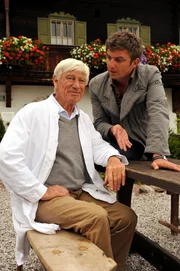 Martin (Hans Sigl, r.) und Roman (Siegfried Rauch, l.) k&ouml;nnen sich nicht &uuml;ber den Verbleib ihrer anstrengenden Sprechstundenhilfe Nicole einigen.