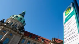 rbb Fernsehen POTSDAM STORIES. MIT DER TRAM DURCH DIE STADT, am Dienstag (11.01.22) um 20:15 Uhr. Ein Blick auf Potsdam aus dem Fenster einer Stra&szlig;enbahn: Auf eine Stadt im st&auml;ndigen Wandel und auf die Bewohner, die Potsdam tagt&auml;glich neu erfinden. Eine Erz&auml;hlung vom Miteinander Alteingesessener und Zugezogener. - Potsdam Stories - Mit der Tram durch die Stadt. &copy; rbb/Thomas Zimolong, honorarfrei - Verwendung gem&auml;&szlig; der AGB im engen inhaltlichen, redaktionellen Zusammenhang mit genannter rbb-Sendung bei Nennung "Bild: rbb/Thomas Zimolong" (S2+). rbb Presse & Information, Masurenallee 8-14, 14057 Berlin, Tel: 030/97 99 3-12118 oder -12116, pressefoto@rbb-online.de