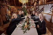 Die Landfrauen sto&szlig;en mit S&ouml;ren Anders auf ihr Weihnachtsmen&uuml; an. v.li: Anne-Christin Trautwein, S&ouml;ren Anders, Michaela Pistono, Petra Waldraff, Lara Jenner, Sonja M&uuml;ller