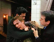 Drei Menschen wurden erschossen. Die Waffe geh&ouml;rt dem Polizisten Tommy Callahan (Bill Sage, M.), der von Passanten (Darstellernamen nicht zu ermitteln) in einem U-Bahn-Tunnel gefunden wird.