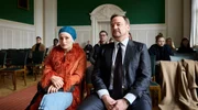 Das Opfer Kira Baumann (Nina Polline Wolf, l.), Tochter des Salon-Inhabers Richard Baumann (Christian Beermann, r.), muss den Gerichtsprozess &uuml;ber sich ergehen lassen.