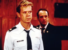 Major Caldwell (William H.Macy, l.), der Berater des Pr&auml;sidenten, k&uuml;mmert sich um die Geiseln. Er will, dass alle die Ruhe bewahren, um die Terroristen nicht unn&ouml;tig zu provozieren.  +++ Die Verwendung des sendungsbezogenen Materials ist nur mit dem Hinweis und Verlinkung auf RTL+ gestattet. +++
