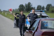 Die Streifenpolizisten Jens Jensen (Florian Lukas) und S&uuml;her &Ouml;zl&uuml;g&uuml;l (Sophie Dal) streiten sich bei einer Radarkontrolle.
