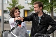 Frank Boger (Christoph Kottenkamp, r.) imponiert seiner &Auml;rztin mit seinem Motorrad. L&auml;sst er sich von Prof. Dr. Karin Patzelt (Marijam Agischewa, l.) vom n&auml;chsten, wichtigen, medizinischen Schritt &uuml;berzeugen?