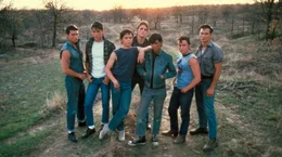 Amerika in den 1960er-Jahren: Ponyboy und Johnny, beides &bdquo;Greasers&ldquo; aus den &auml;rmeren Stadtvierteln, flirten mit der attraktiven Cherry und ihrer Freundin Marcia, die zu den wohlhabenden &bdquo;Socs&ldquo; geh&ouml;ren. Als deren Freunde des mitbekommen, kommt es zu heftigen Auseinandersetzungen zwischen den &bdquo;Socs&ldquo; und den &bdquo;Greasers&ldquo;. Johnny ersticht in Notwehr einen von ihnen. Die Freunde m&uuml;ssen untertauchen. - Die Jugendgang &bdquo;Greasers&ldquo; (v.l.n.r): Steve Randle (Tom Cruise), Sodapop Curtis (Rob Lowe), Ponyboy Curtis (C. Thomas Howell), Dallas &bdquo;Dally&ldquo; Winston (Matt Dillon), Johnny Cade (Ralph Macchio), Keith &bdquo;Two-Bit&ldquo; Matthews (Emilio Estevez), und Darrel &bdquo;Darry&ldquo; Curtis (Patrick Swayze).