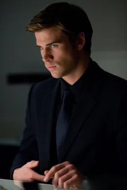 Adam Cassidy (Liam Hemsworth) spioniert seinen neuen Arbeitgeber Trion Systems aus