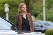 Vera Lanz (Katharina Böhm) vor ihrem Pkw. Vera Lanz (Katharina Böhm) vor ihrem Pkw.