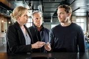 Ina Zimmermann (Melanie Marschke, l.) und Jan Maybach (Marco Girnth, M.) sprechen im Sokob&uuml;ro mit Edgar Deege (Max Wagner, r.), dem Verlobten von Lena Biehl.