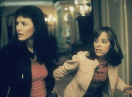Gale Weathers (Courteney Cox, l.); Jennifer Jolie (Parker Posey, r.)