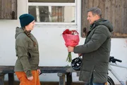 Nach der Hofarbeit schenkt Winkler (Florian Stadler) Sophia (Patricia Freund) einen Blumenstrau&szlig; als Dankesch&ouml;n.