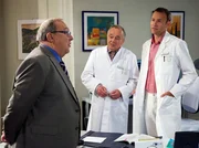 Gesundheitsdezernent J&uuml;rgen Strauber (Jaecki Schwarz, links) soll f&uuml;r weitere Untersuchungen in der Sachsenklinik bleiben. Nun glaubt er, angestachelt von seiner Assistentin Vera Bader, die Sachsenklinik wolle seine Teilnahme an einem wichtigen Termin am Nachmittag verhindern. Sowohl Prof. Simoni (Dieter Bellmann, Mitte) als auch Dr. Martin Stein (Bernhard Bettermann) versichern ihm, dass ihr Bem&uuml;hen ausschlie&szlig;lich seiner Gesundheit gilt. Strauber glaubt den beiden &Auml;rzten, will sich aber dennoch auf eigene Verantwortung entlassen, um den Termin wahrzunehmen. Er wird danach gleich zur Weiterbehandlung wieder in die Klinik kommen.